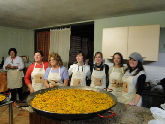 O parte din grupul de spanioli pregatind paella