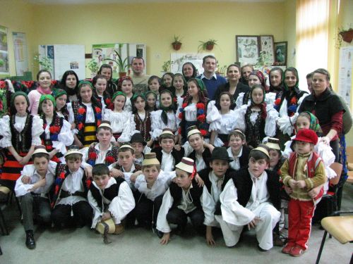 Elevii şi cadrele didactice din Oncesti (FOTO: Sighet Online)